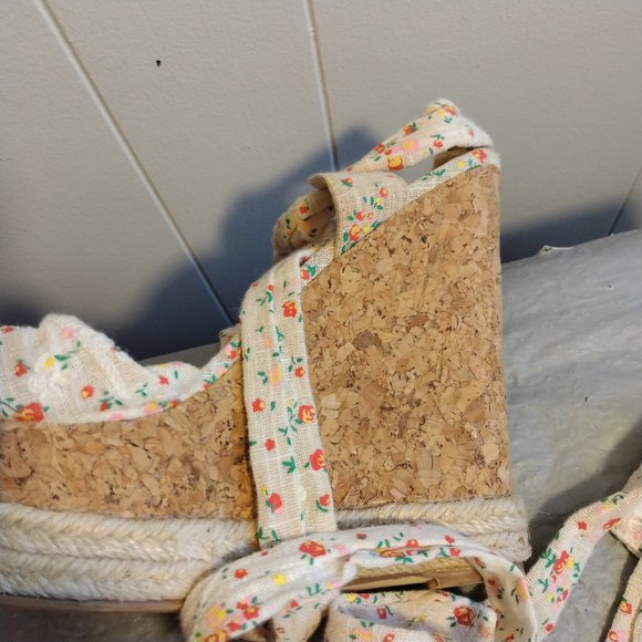 Shoe Dazzle White Floral Wedges 10 Sandals - Picture 5 of 10